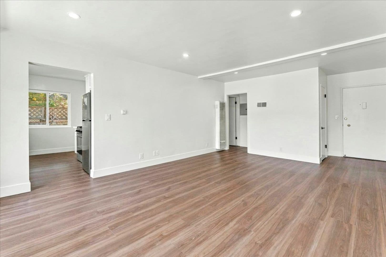 Santa Monica Apartment: 1042 6th St