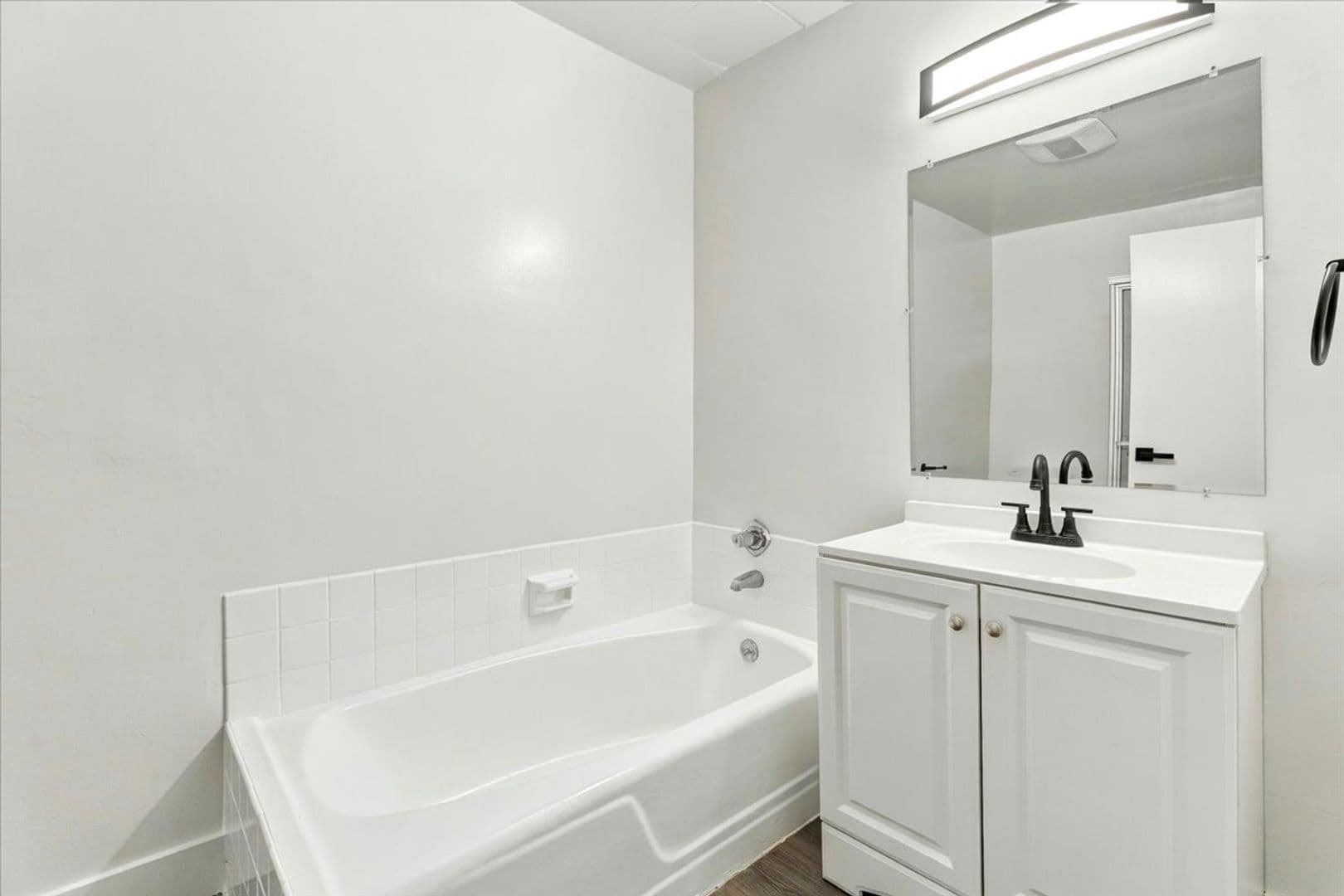 Santa Monica Apartment: 1042 6th St