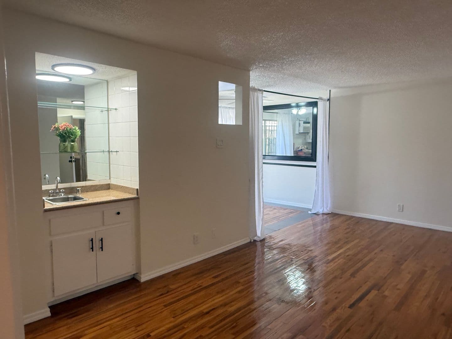 Los Angeles Apartment: 439 S Hobart Blvd