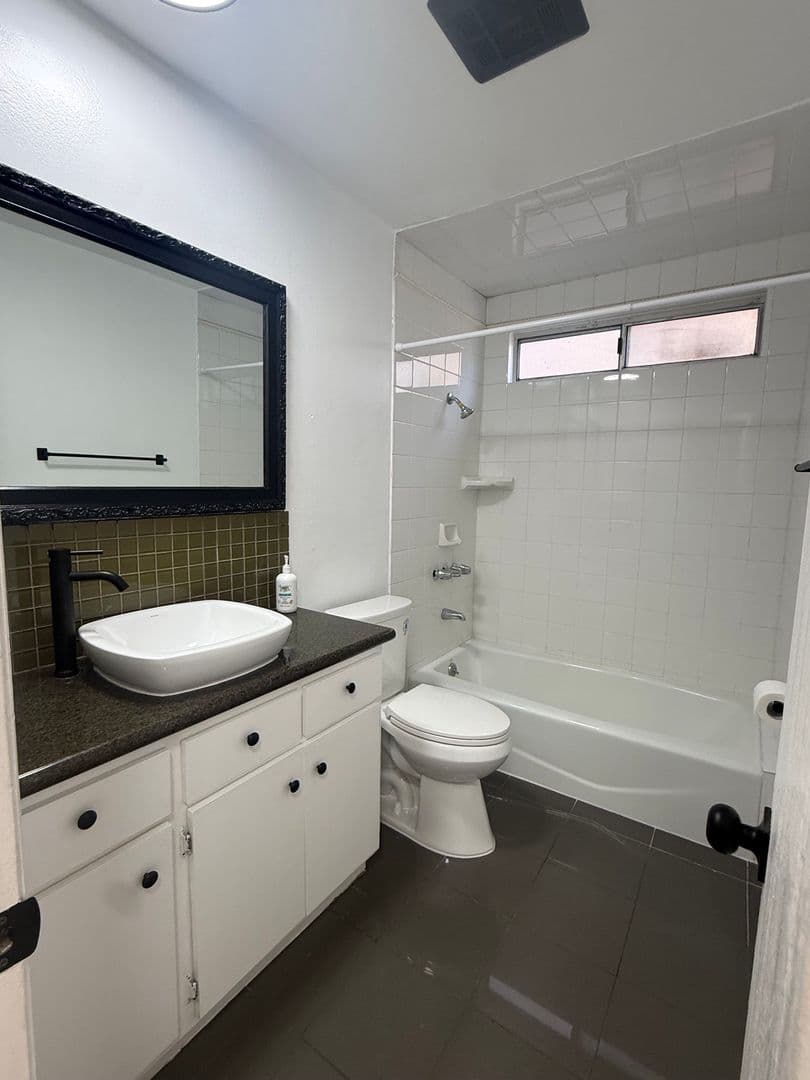 Los Angeles Apartment: 439 S Hobart Blvd