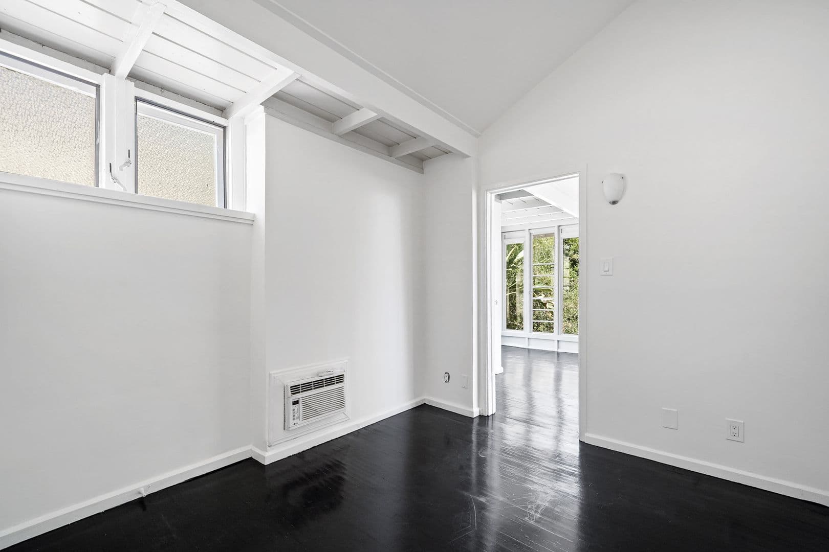 Los Angeles Apartment: 944 Maltman Ave