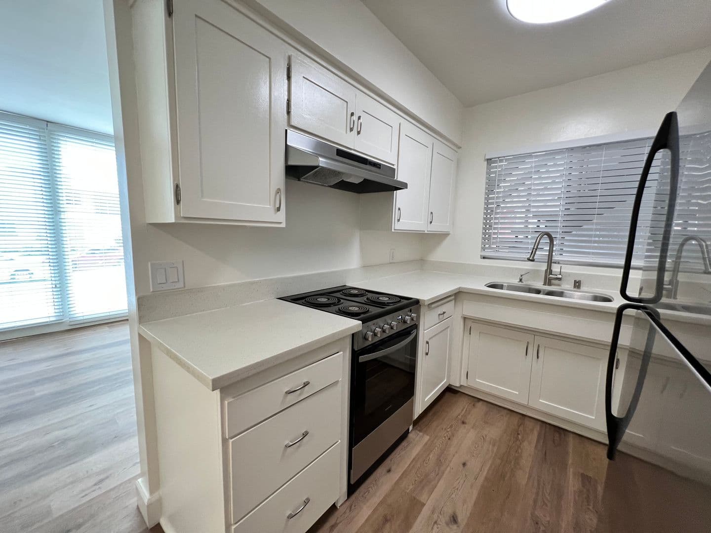 Burbank Apartment: 118 S Cordova St