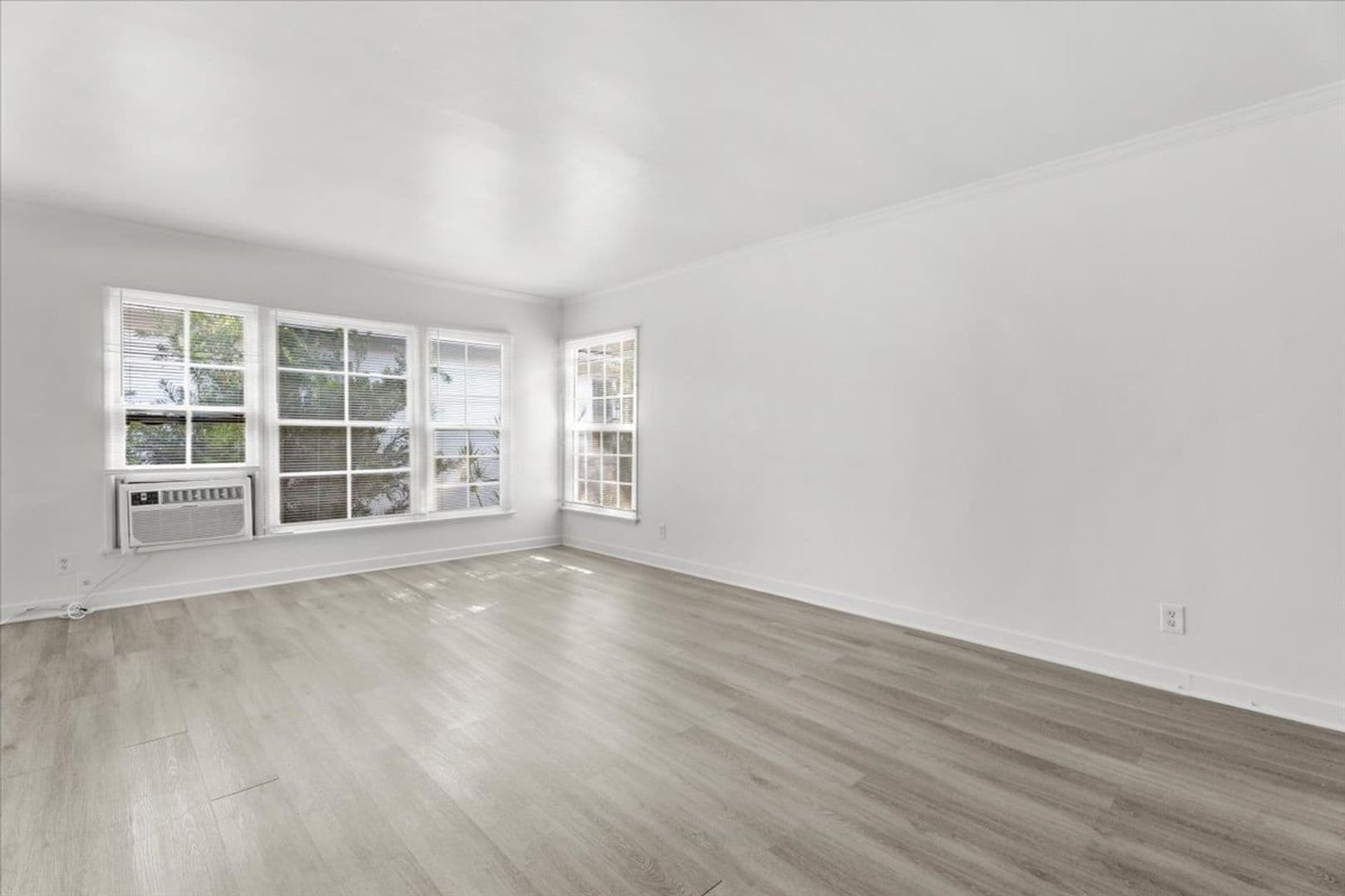 Valley Village Apartment: 5306 Radford Ave