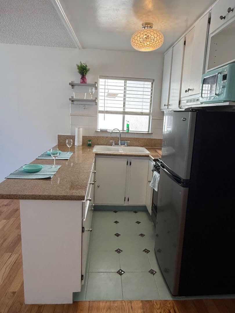 Los Angeles Apartment: 439 S Hobart Blvd