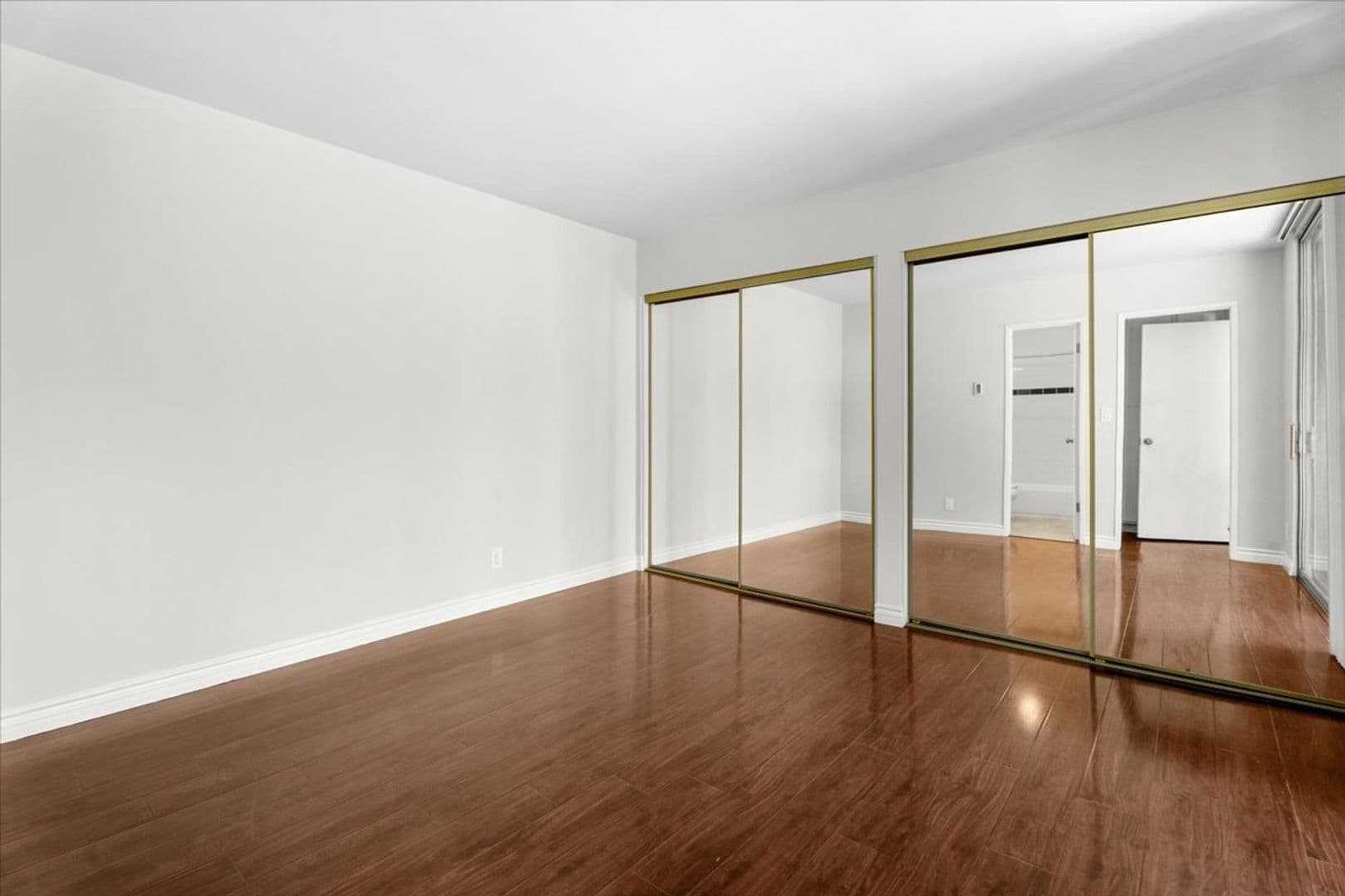 Burbank Apartment: 470 E. Angeleno Ave