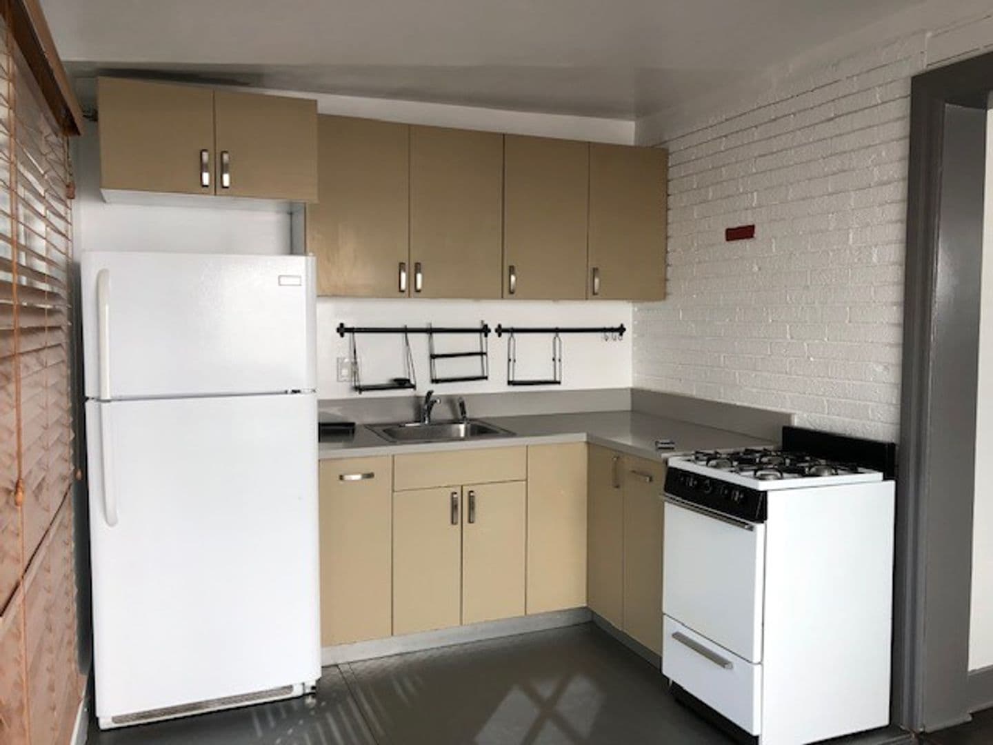 Los Angeles Apartment: 944 Maltman Ave