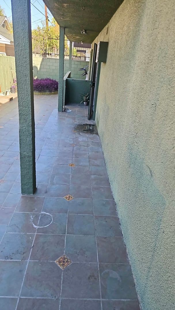 Los Angeles Apartment: 439 S Hobart Blvd