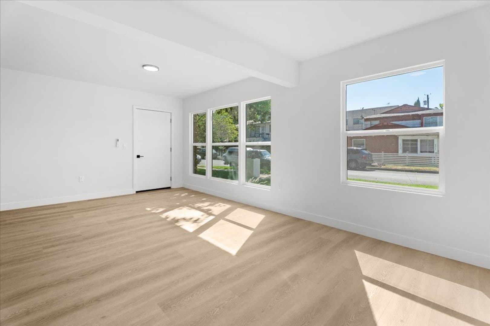 Valley Village Apartment: 5312 Radford Ave