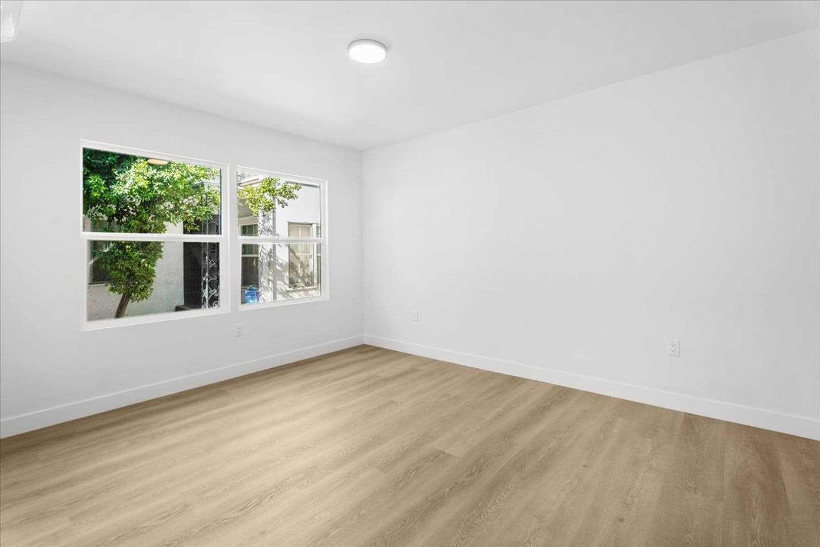 Valley Village Apartment: 5312 Radford Ave