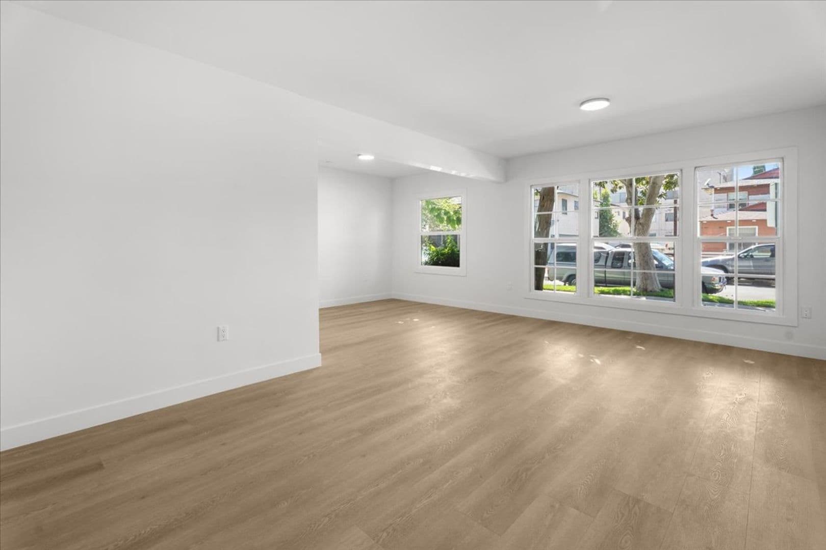 Valley Village Apartment: 5312 Radford Ave