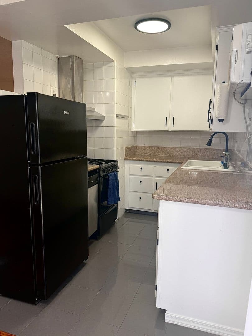 Los Angeles Apartment: 439 S Hobart Blvd