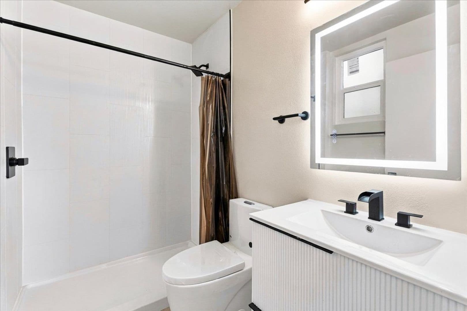 Los Angeles Apartment: 1215 N Sycamore Ave