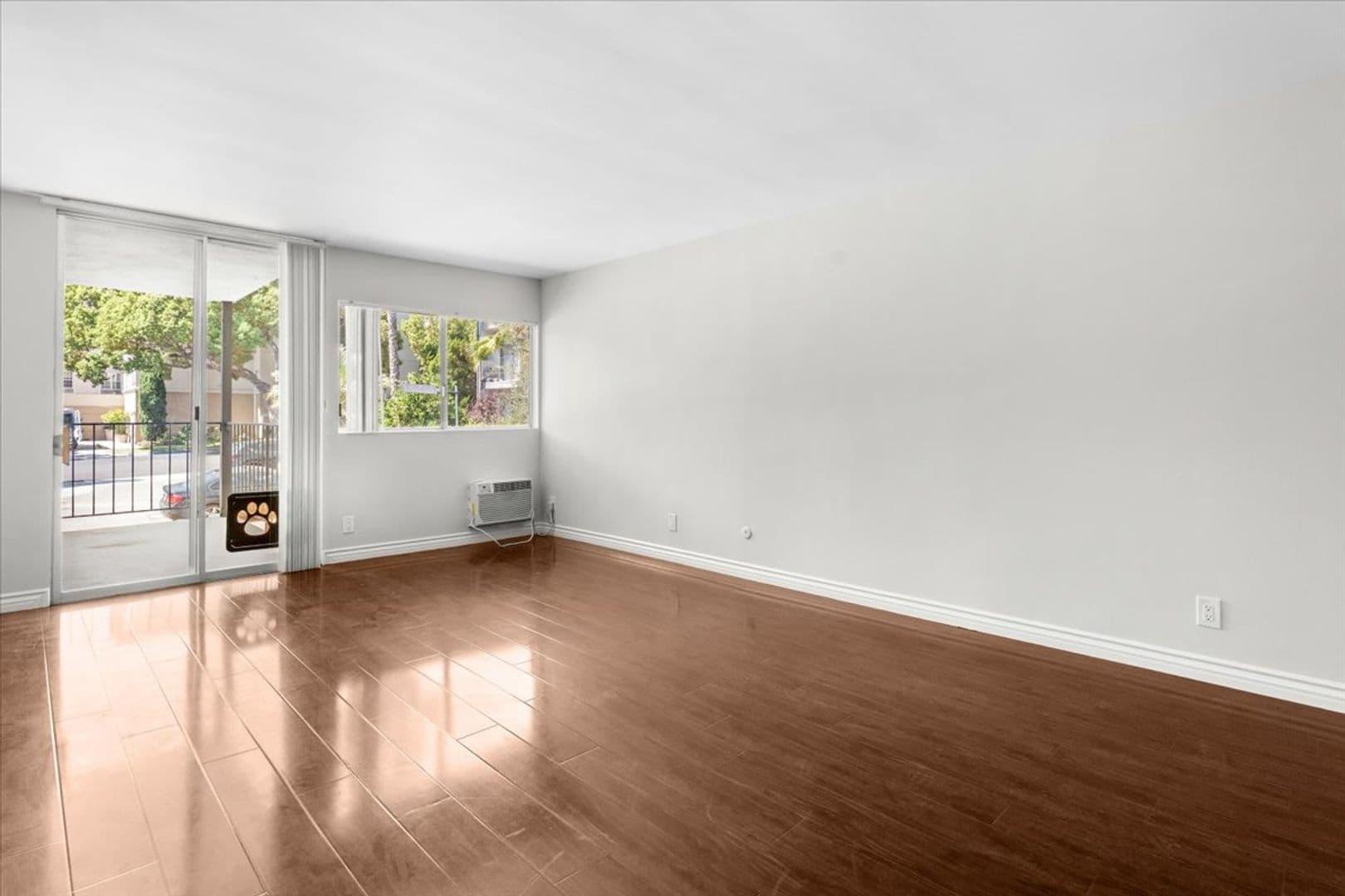 Burbank Apartment: 470 E. Angeleno Ave