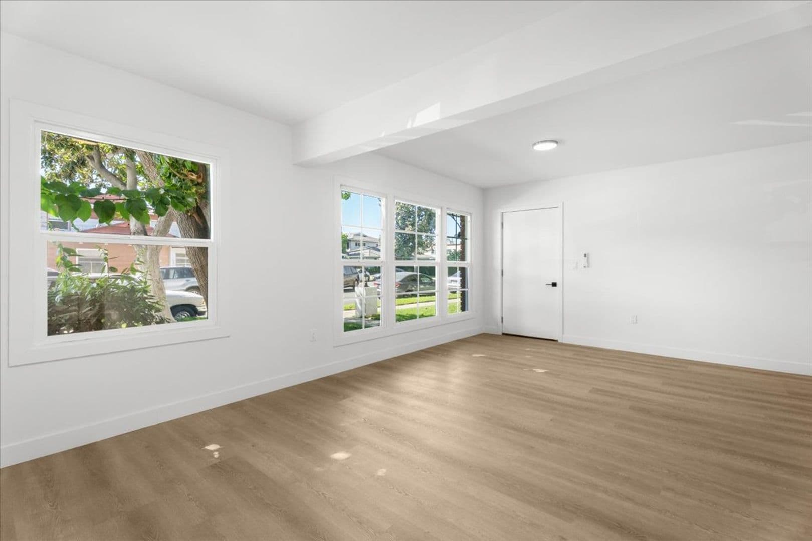 Valley Village Apartment: 5312 Radford Ave