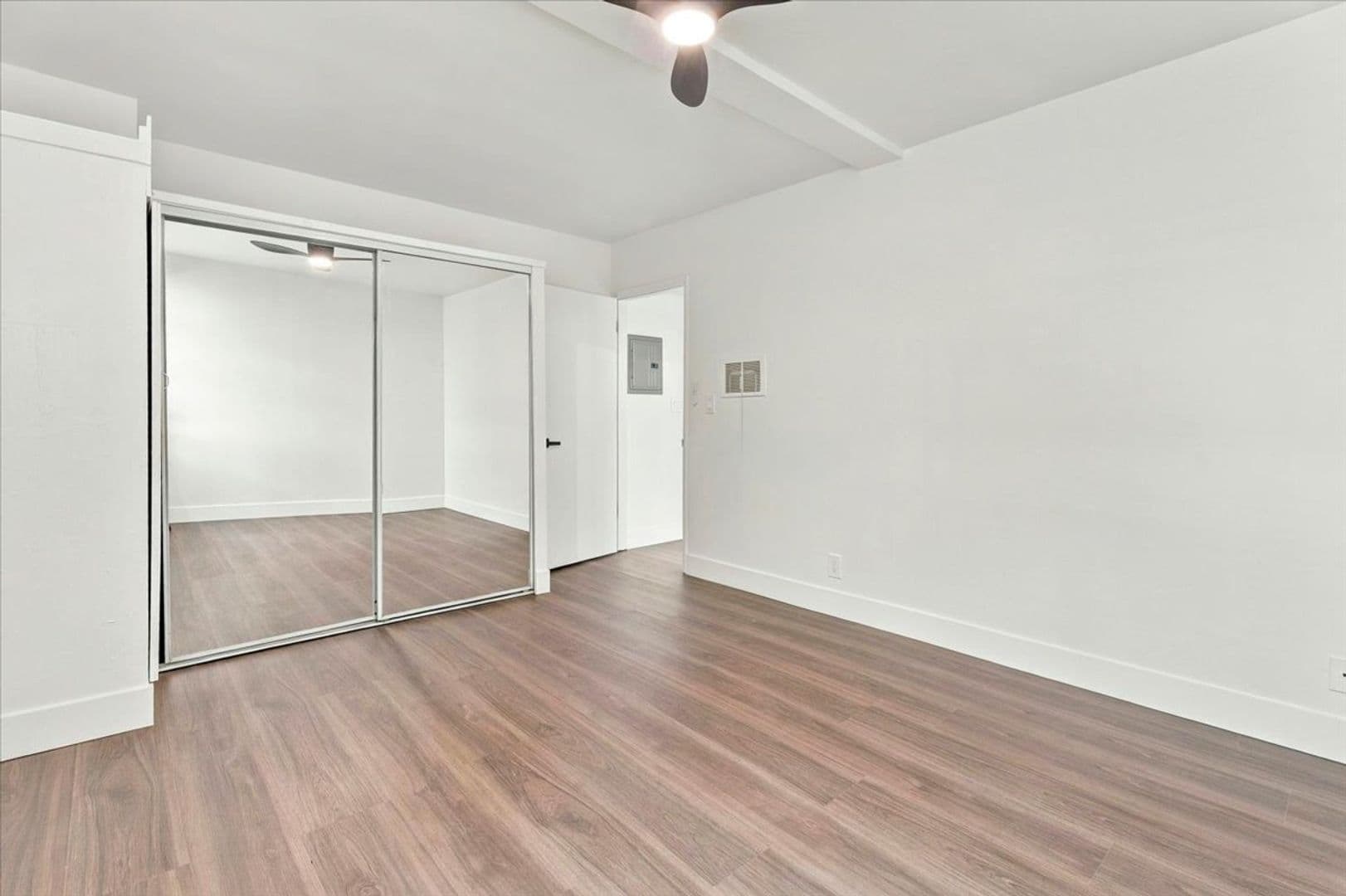 Santa Monica Apartment: 1042 6th St
