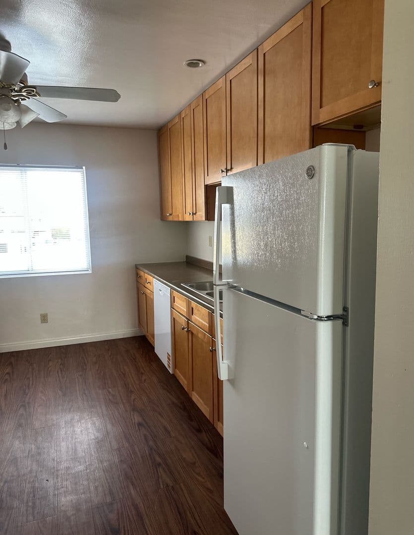 Downey Apartment: 10115 - 10129 Foster Rd