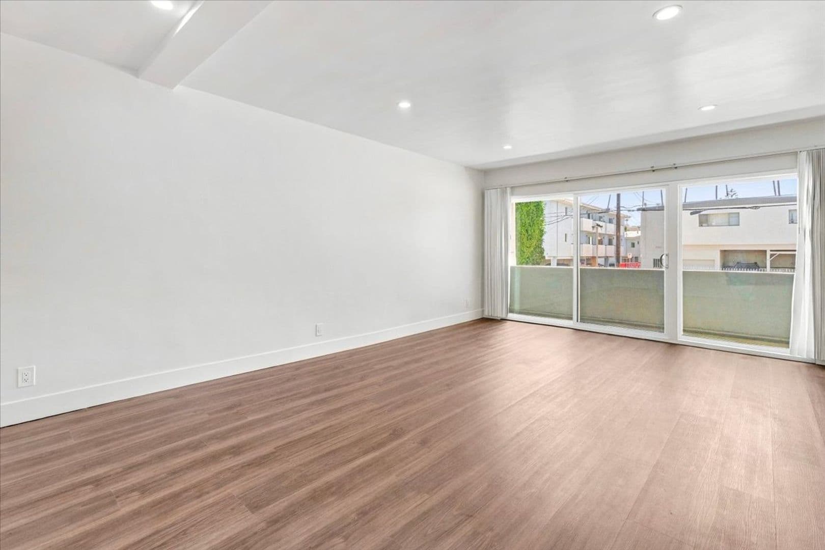 Santa Monica Apartment: 1042 6th St