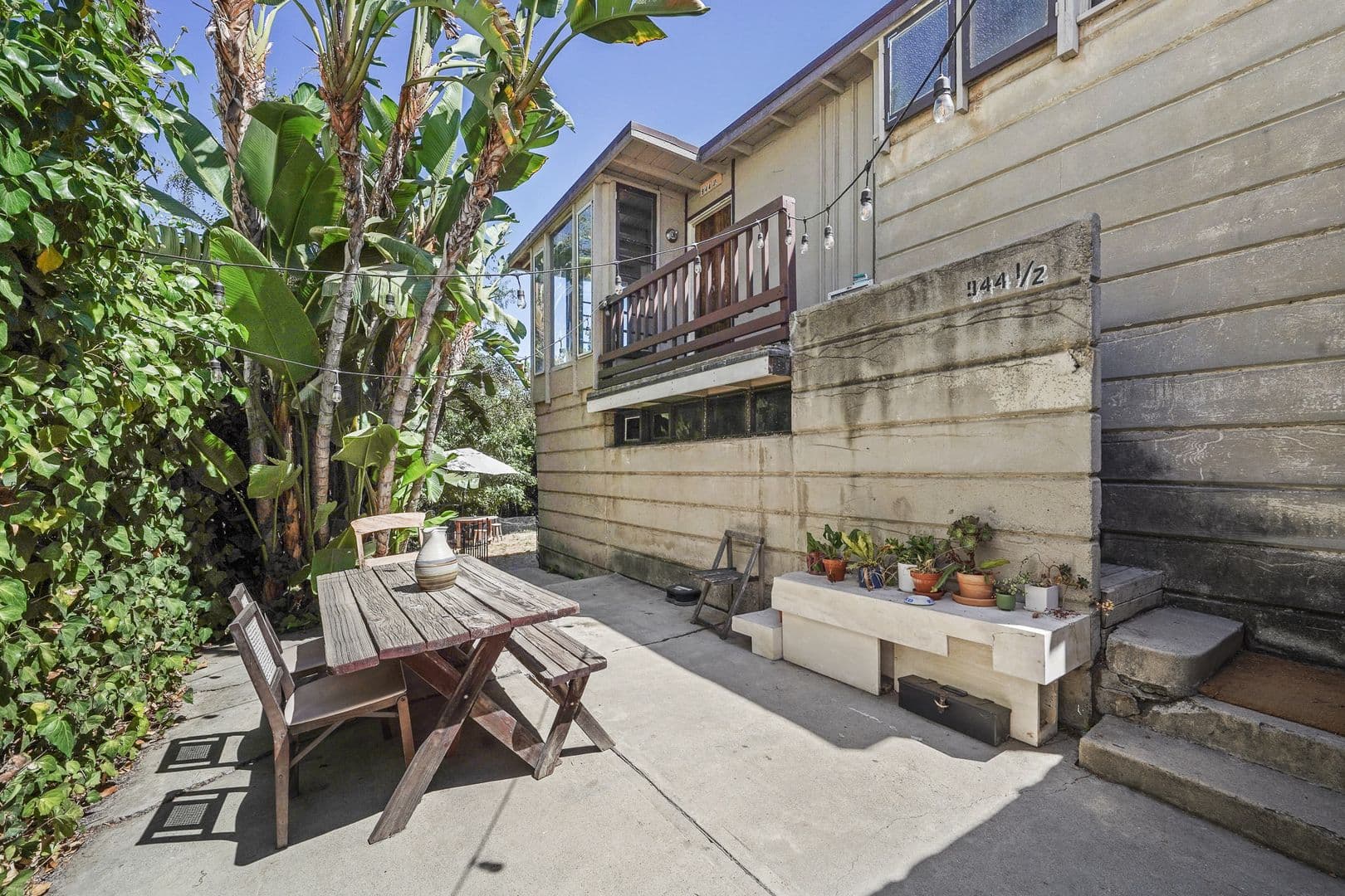 Los Angeles Apartment: 944 Maltman Ave