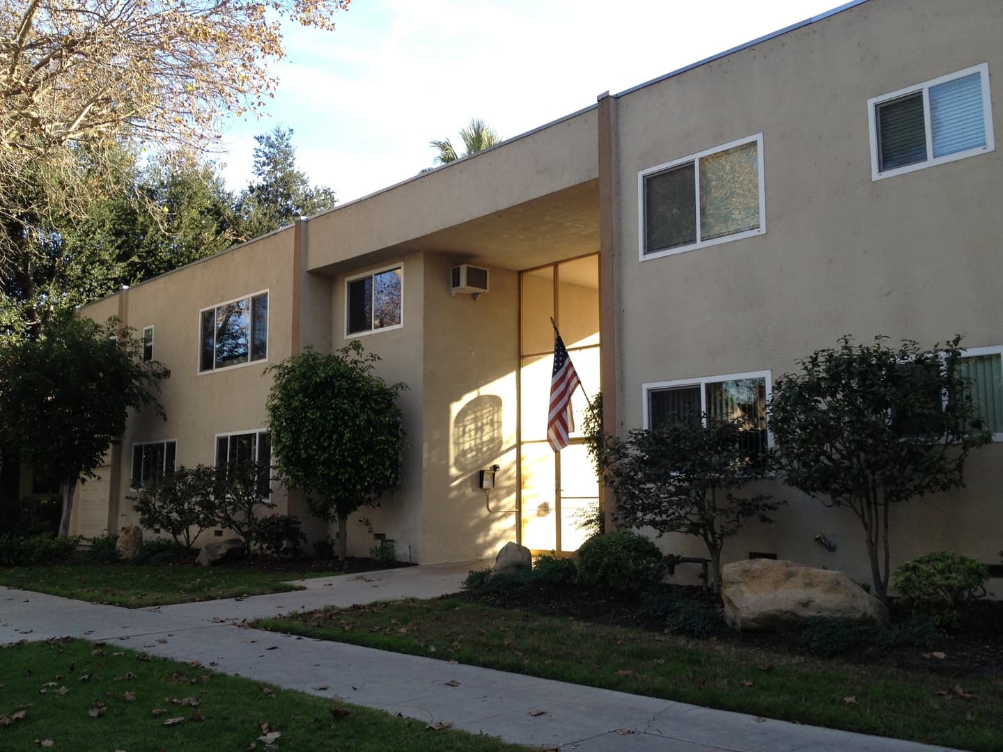 Burbank Apartment: 3120 W Riverside Dr