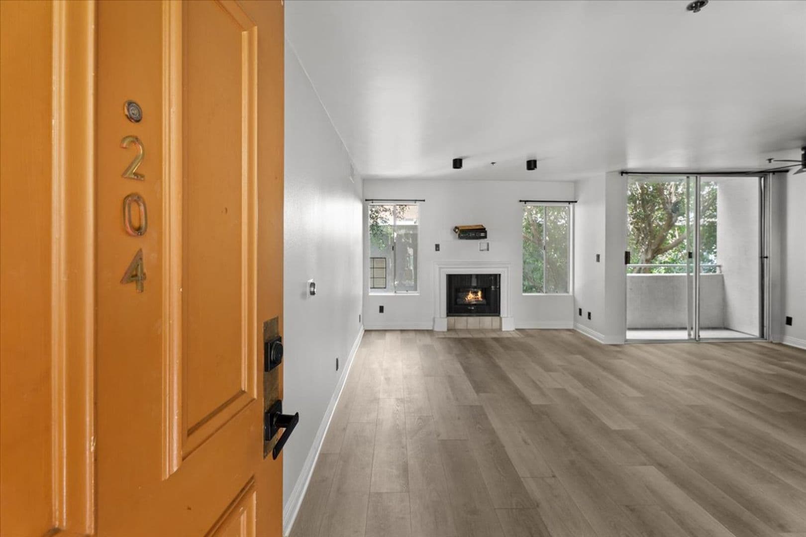 Los Angeles Apartment: 1215 N Sycamore Ave