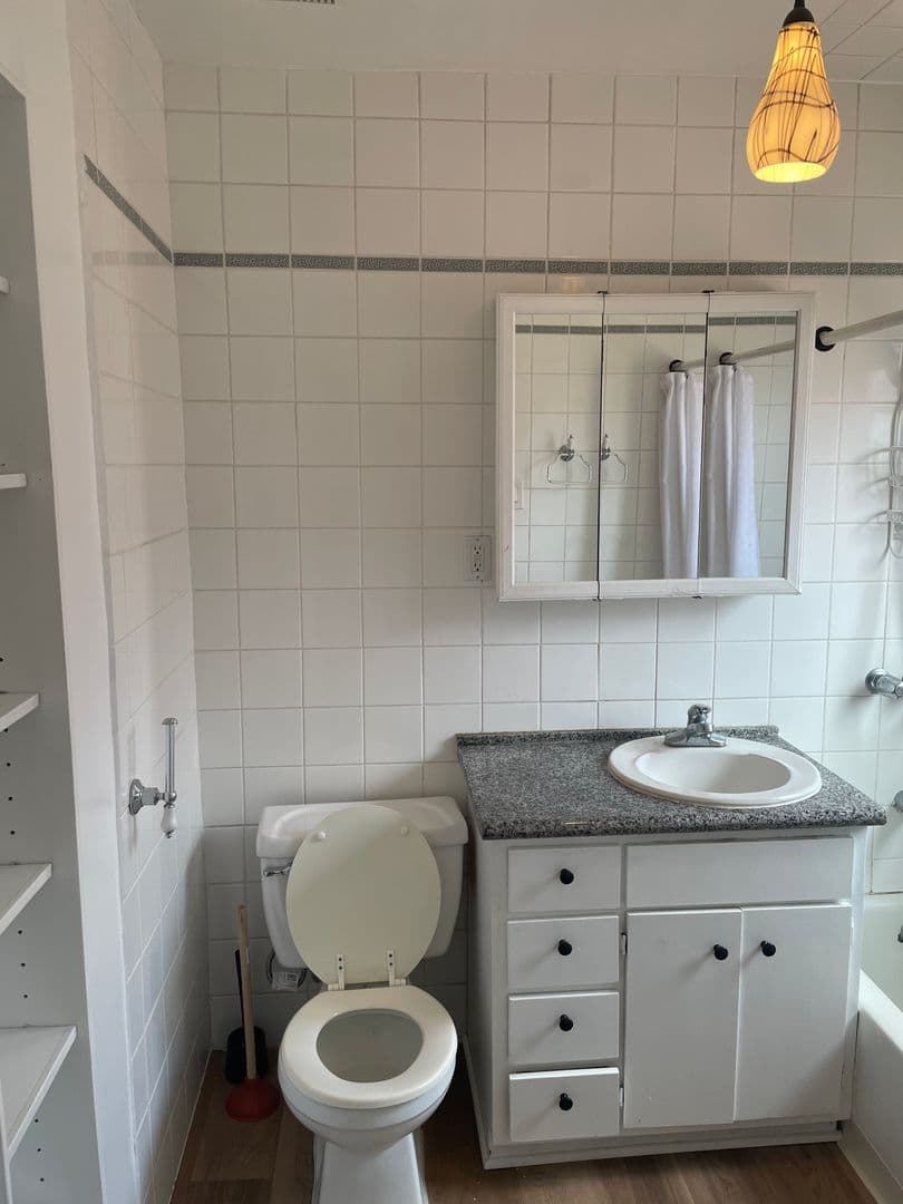 Los Angeles Apartment: 2801 S Budlong Ave
