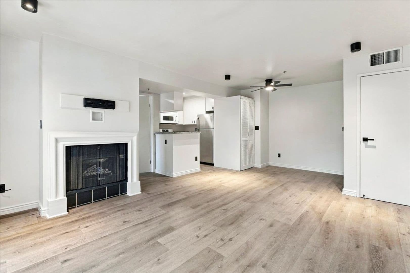 Los Angeles Apartment: 1215 N Sycamore Ave