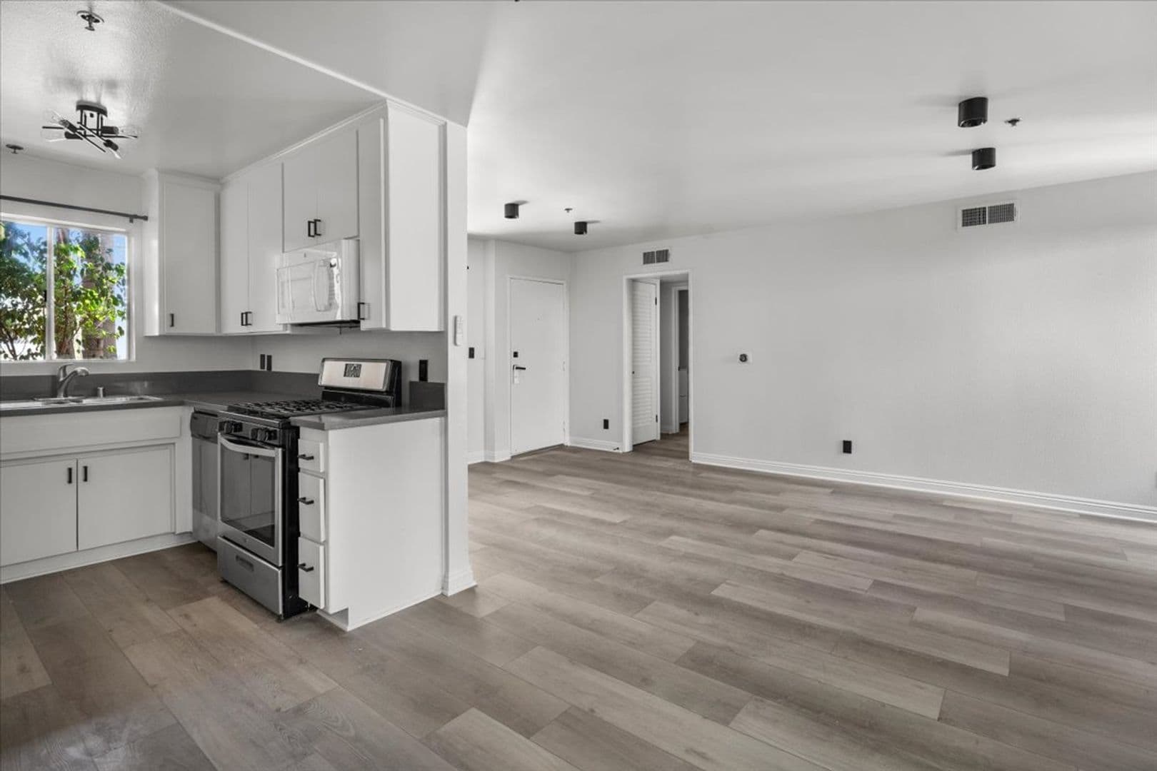 Los Angeles Apartment: 1215 N Sycamore Ave