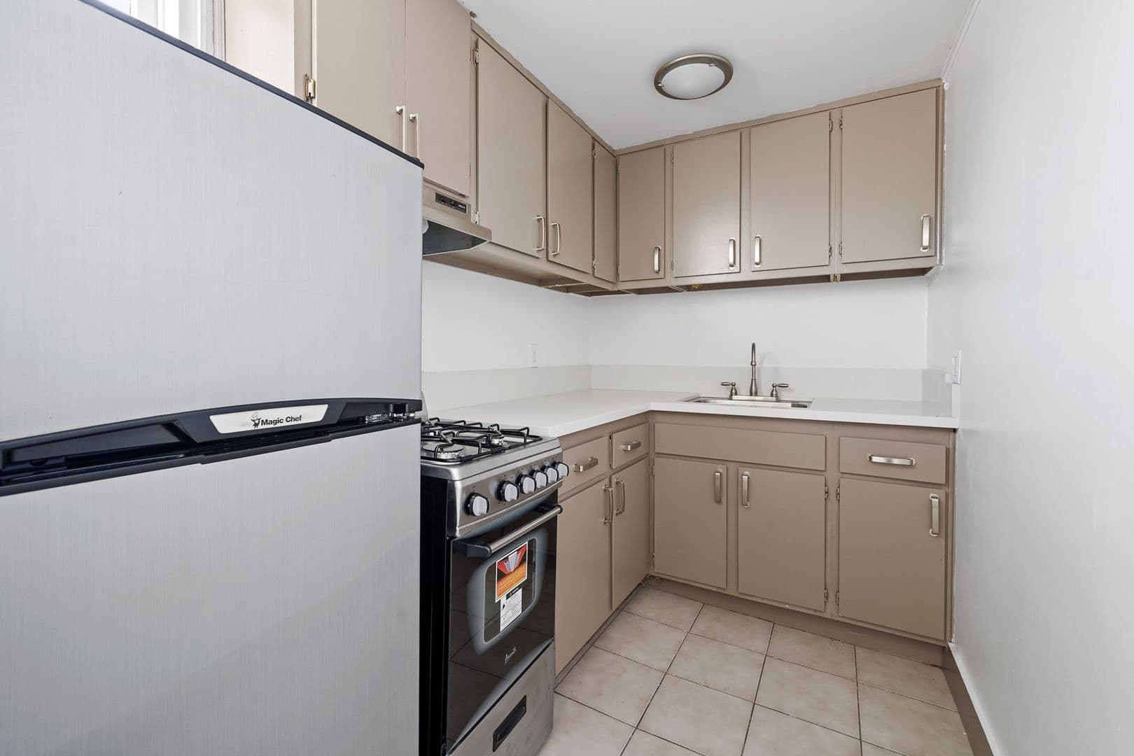 Los Angeles Apartment: 944 Maltman Ave