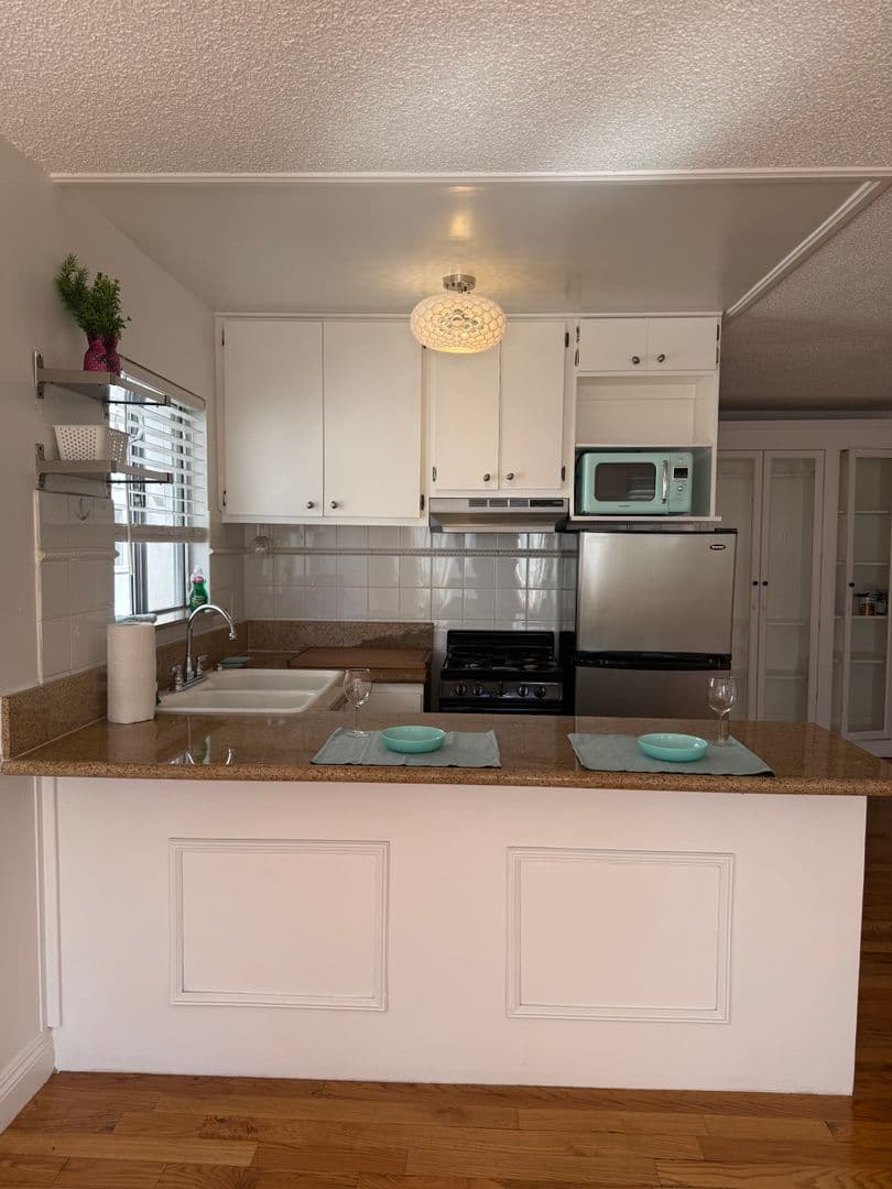 Los Angeles Apartment: 439 S Hobart Blvd