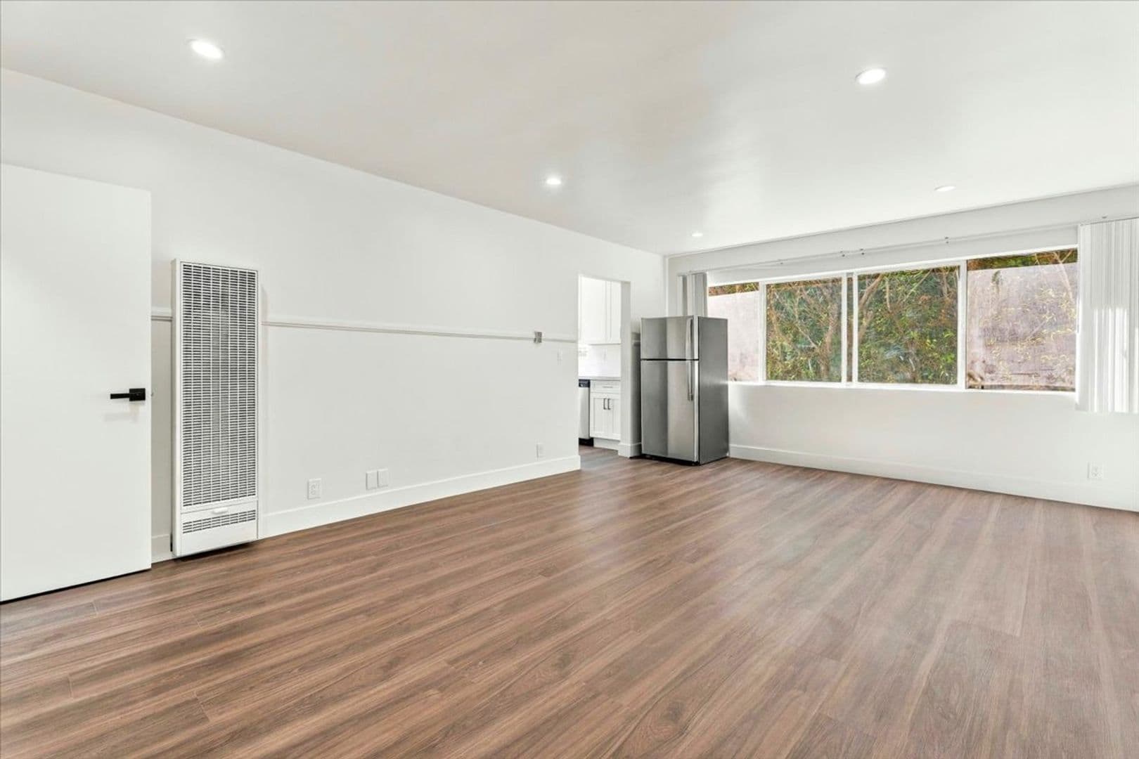 Santa Monica Apartment: 1042 6th St