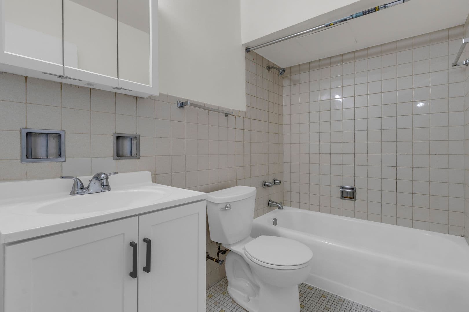 Stone Park Apartment: 1722 N Mannheim Rd