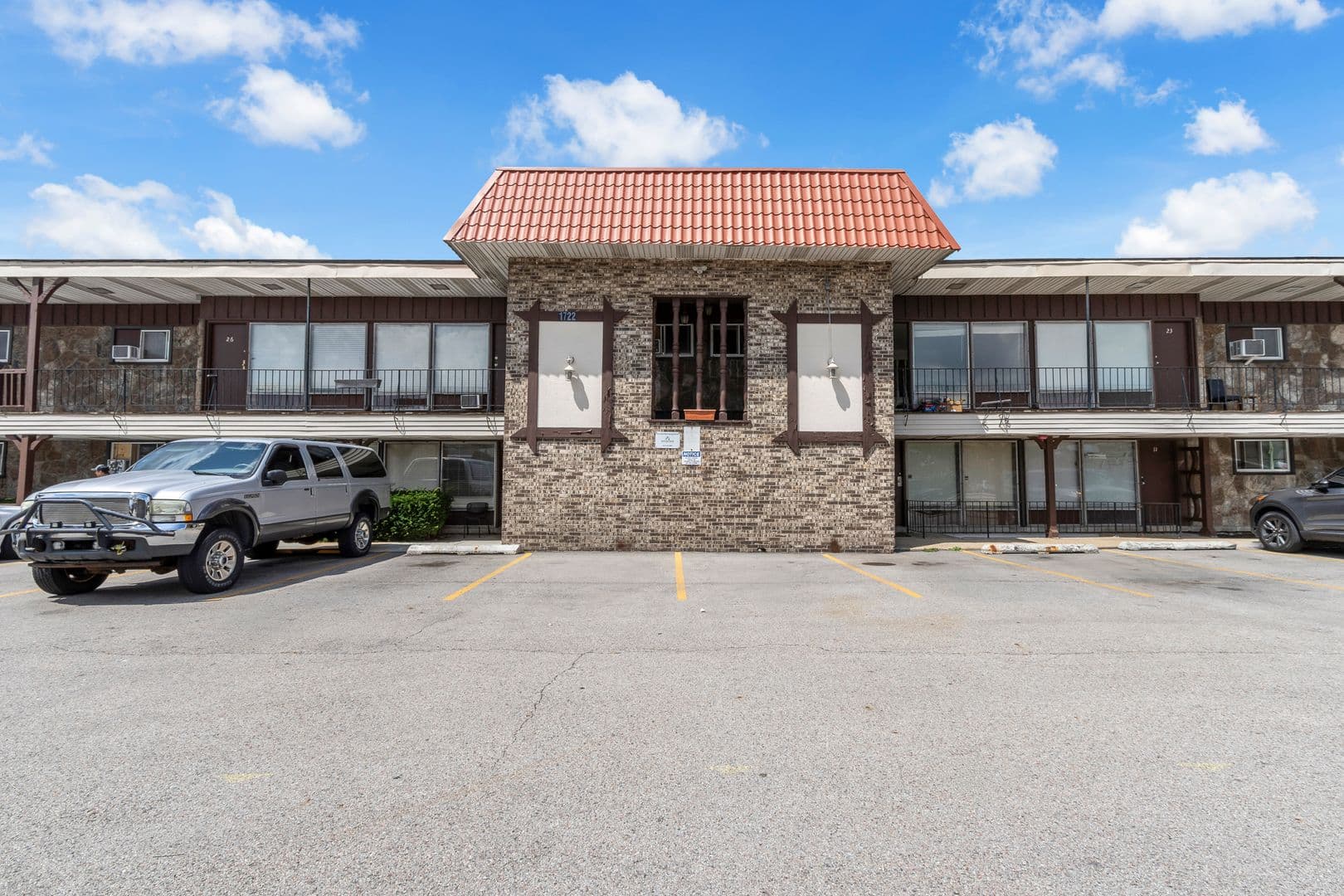 Stone Park Apartment: 1722 N Mannheim Rd