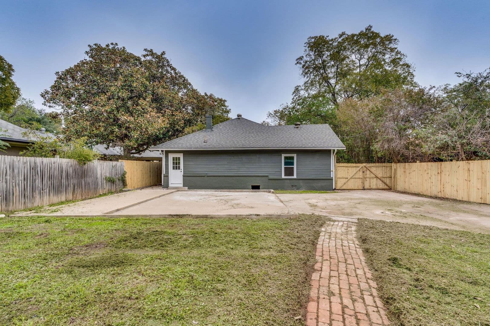 Cleburne House: 206 Bellevue