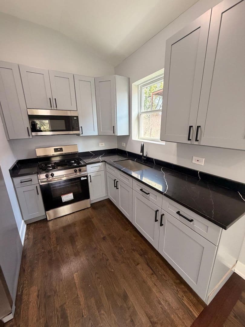 Chicago Apartment: 2906 W Flournoy St, Chicago, IL 60612