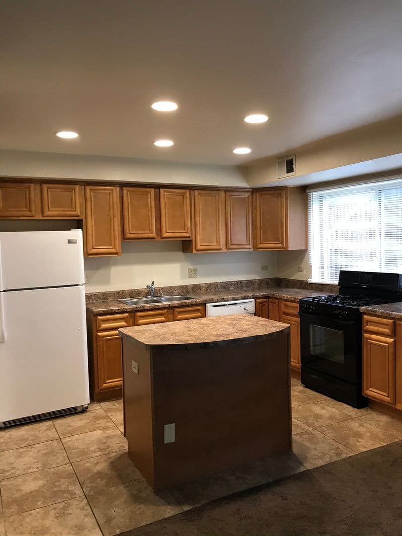 Aurora Apartment: 941-981 Old Indian Trail