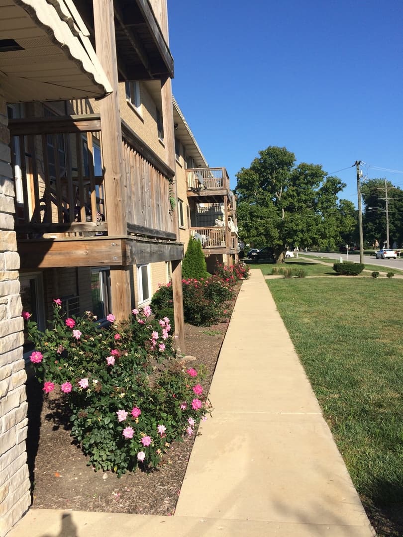 Aurora Apartment: 941-981 Old Indian Trail