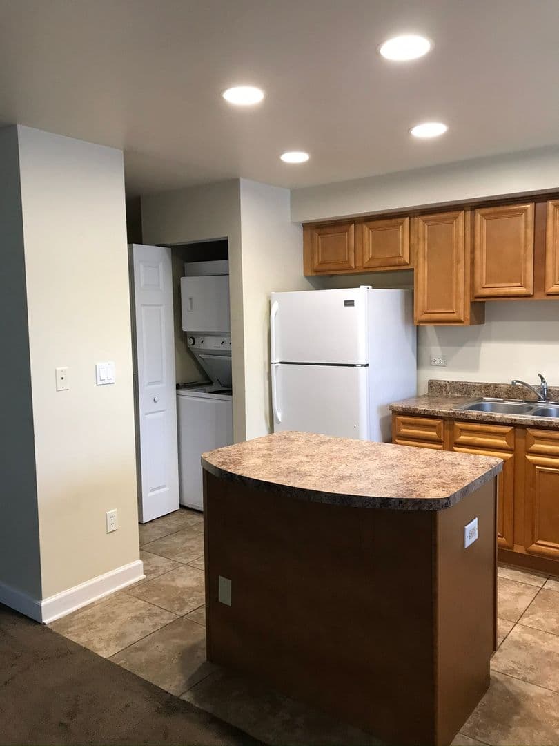 Aurora Apartment: 941-981 Old Indian Trail