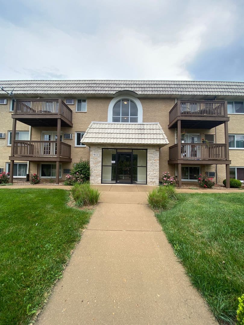 Aurora Apartment: 941-981 Old Indian Trail