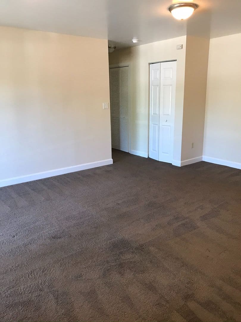 Aurora Apartment: 941-981 Old Indian Trail