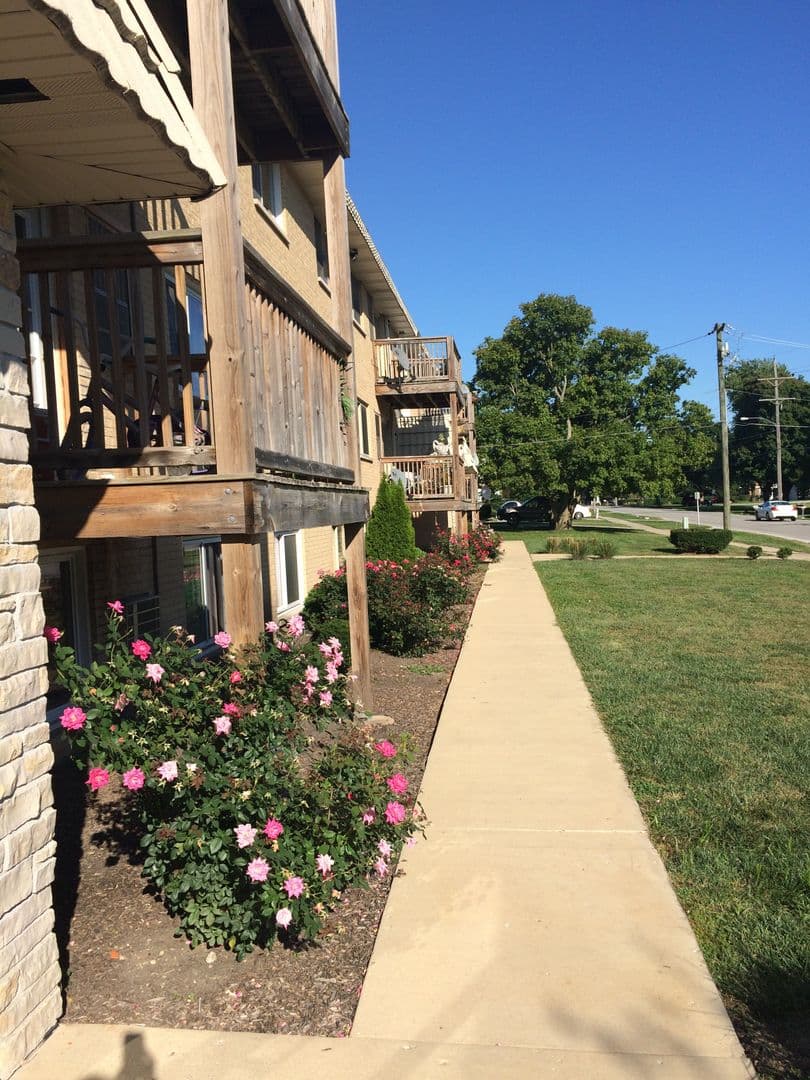 Aurora Apartment: 941-981 Old Indian Trail