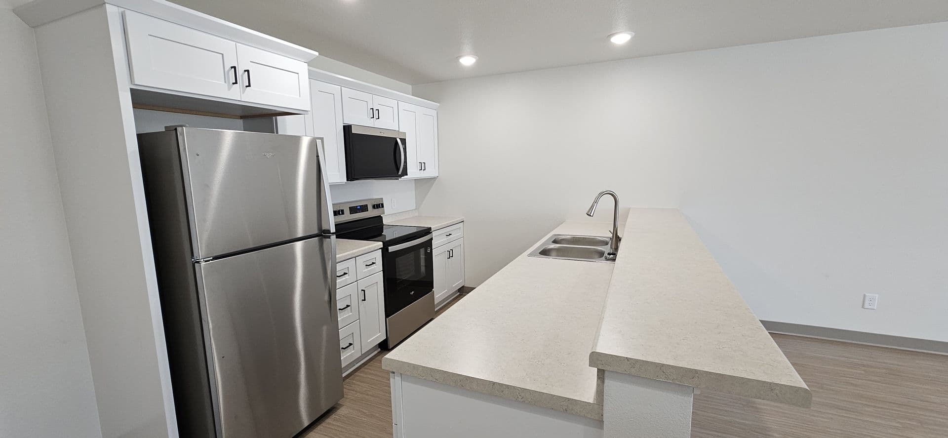 Ellendale Apartment: 520th 6th St.