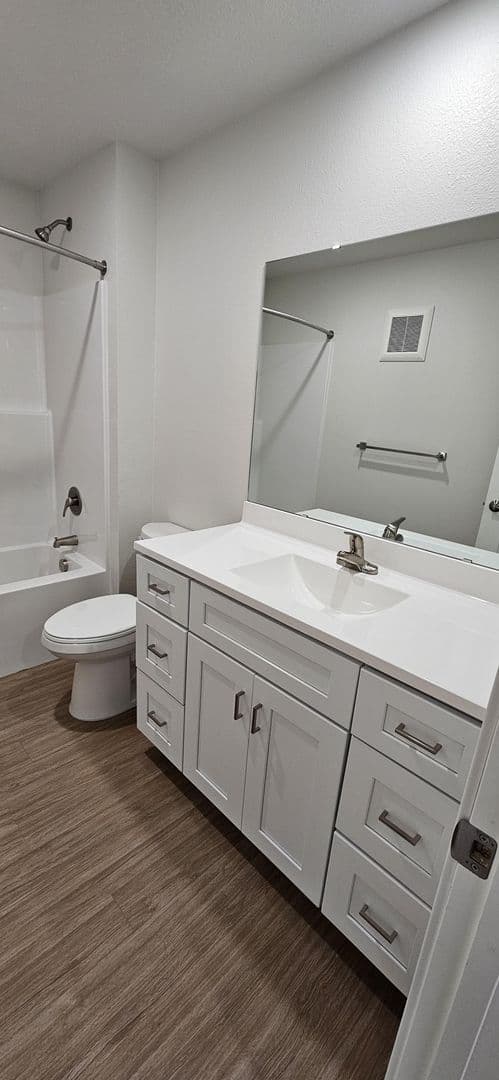 Ellendale Apartment: 520th 6th St.