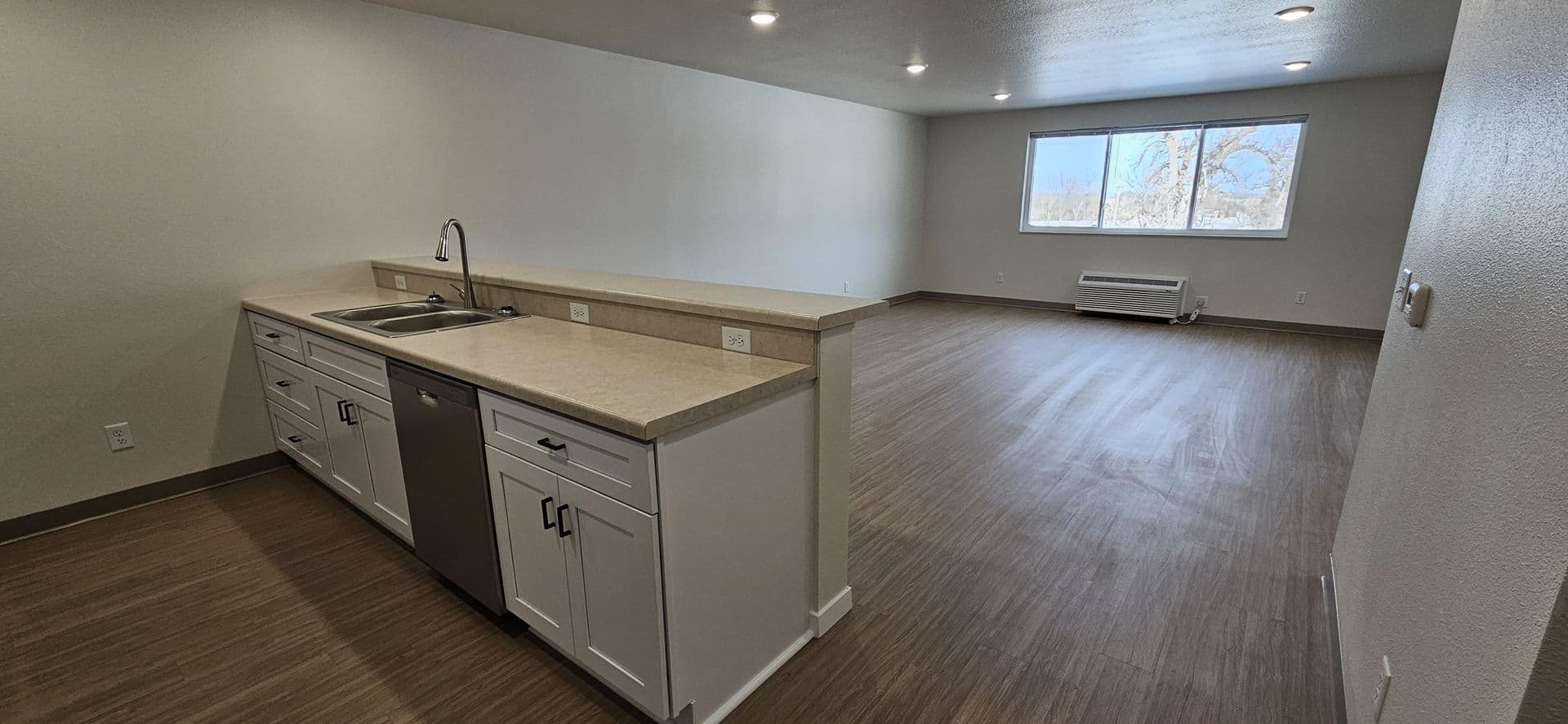 Ellendale Apartment: 520th 6th St.