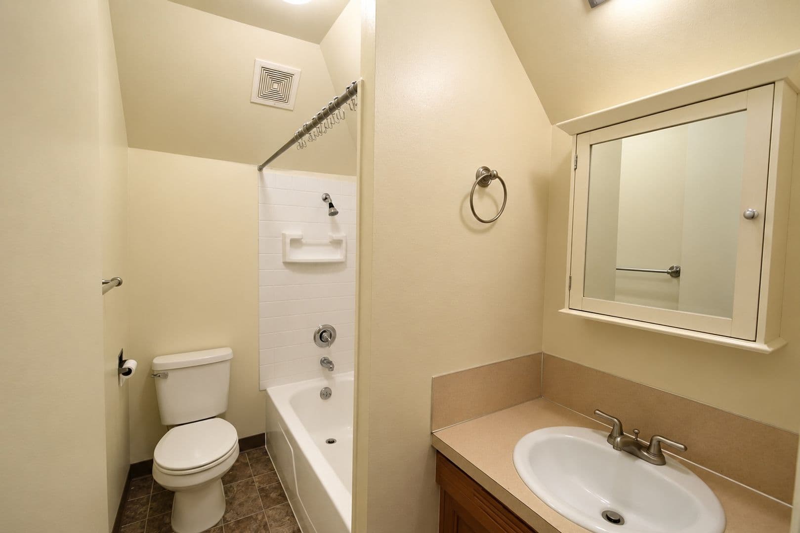 Portland Apartment: 1814 SE Madison St.
