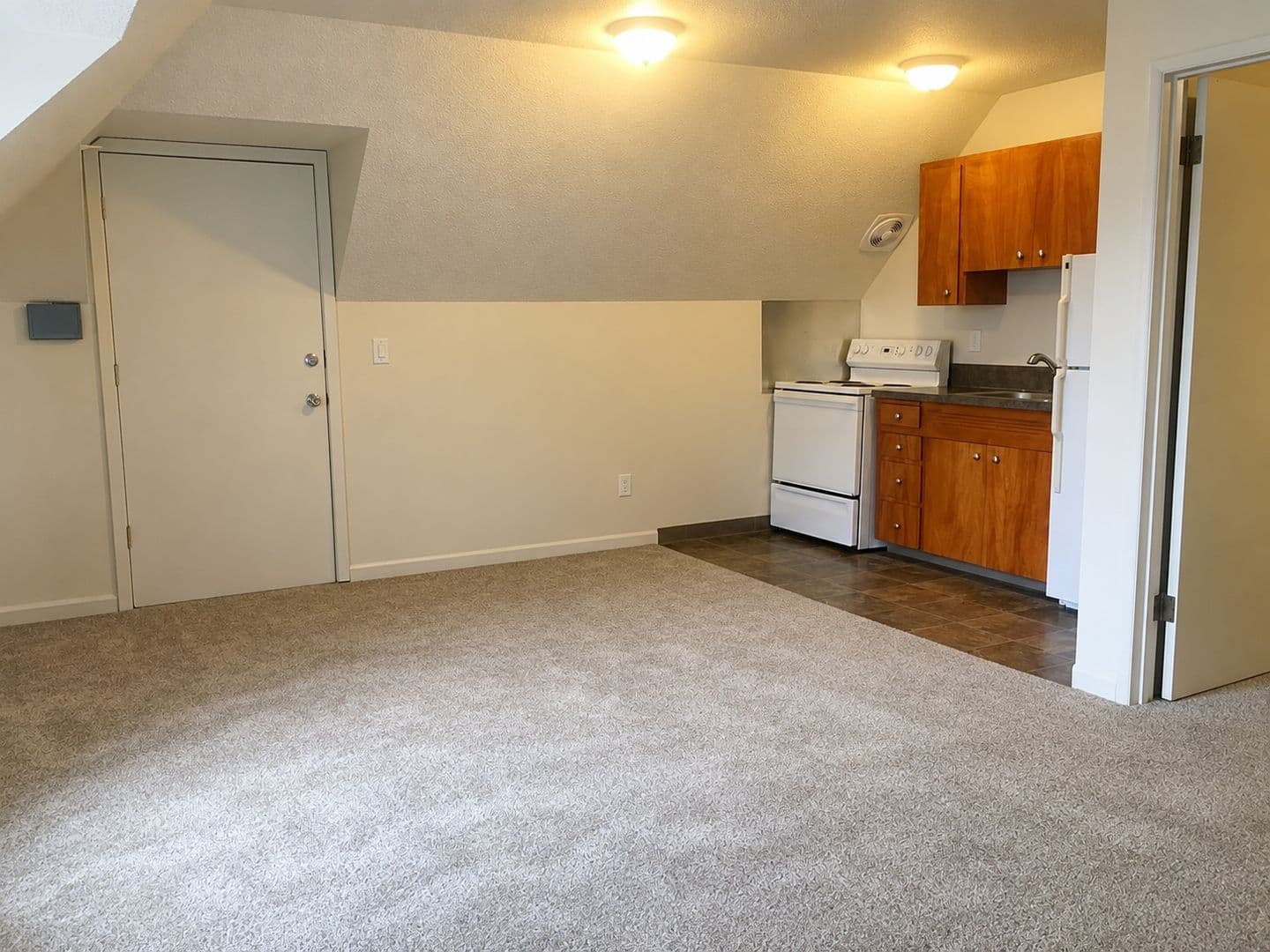 Portland Apartment: 1814 SE Madison St.