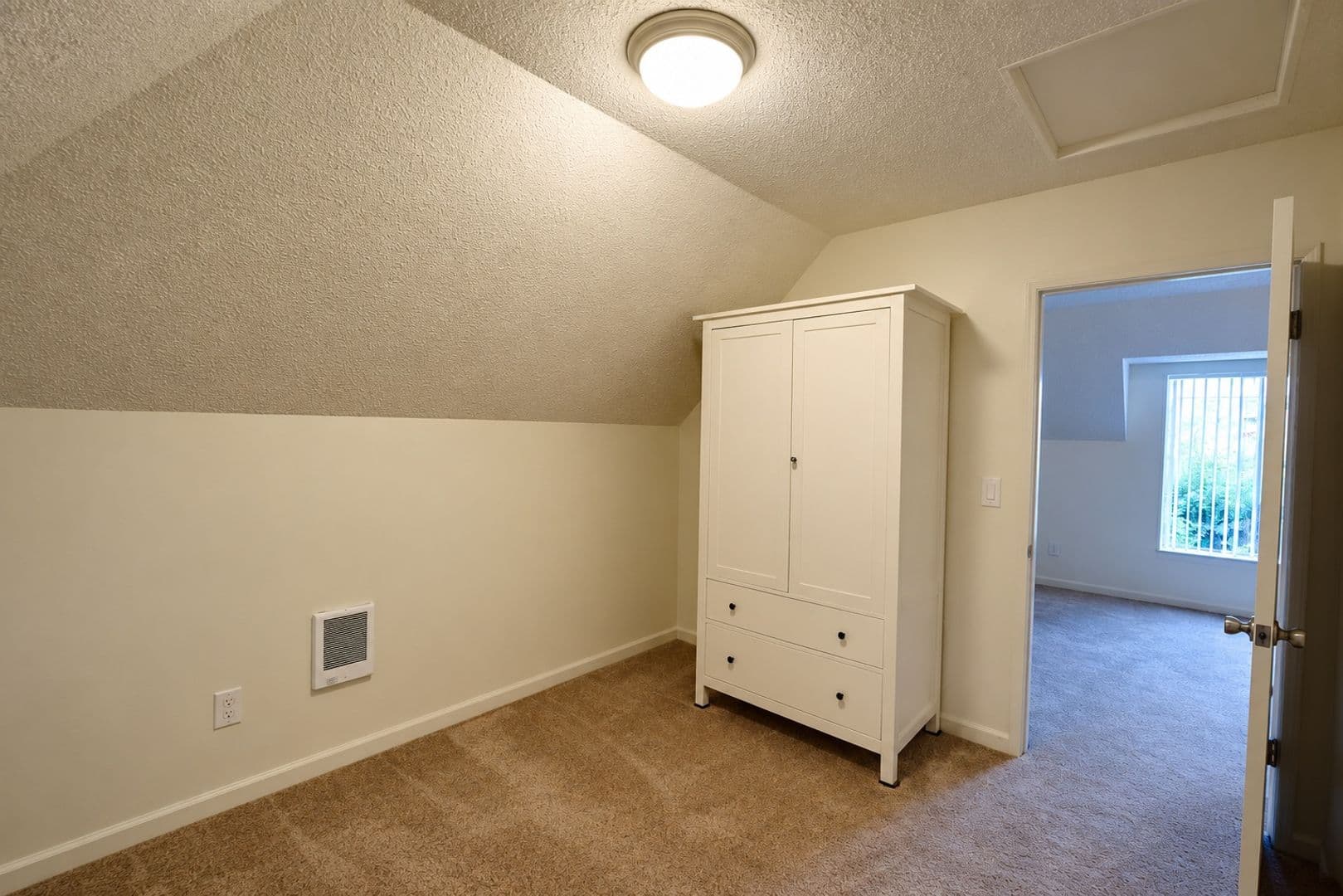 Portland Apartment: 1814 SE Madison St.
