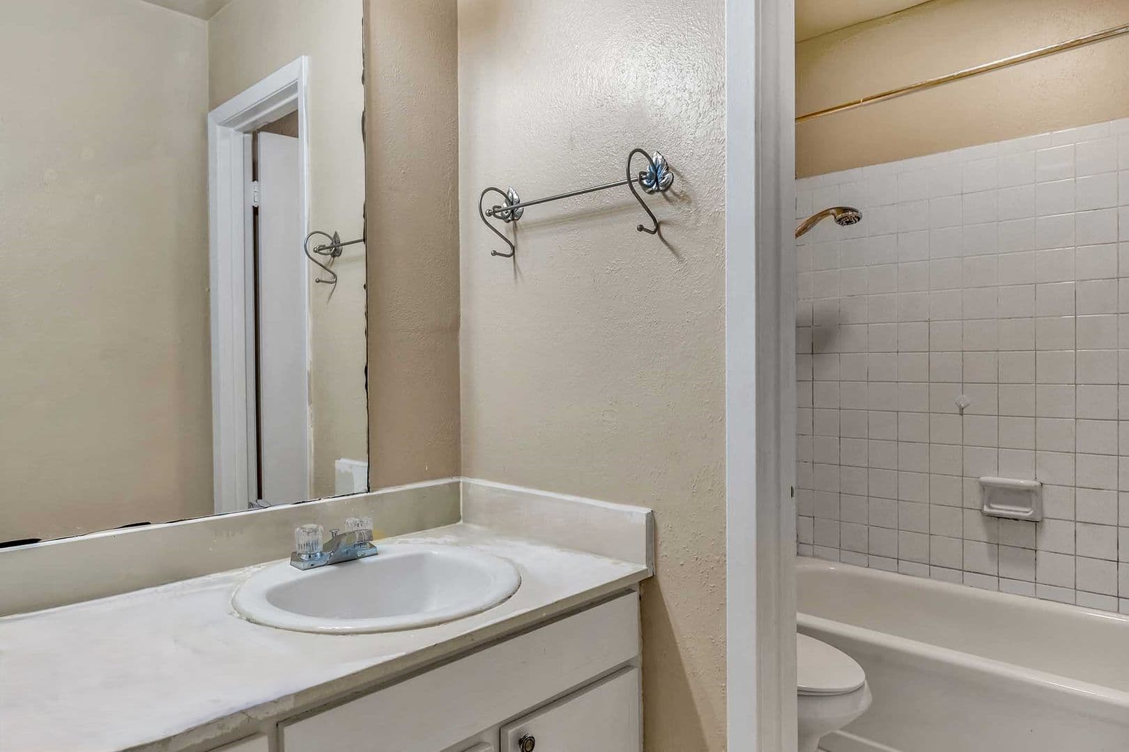Tyler Apartment: 3301 S Broadway Ave