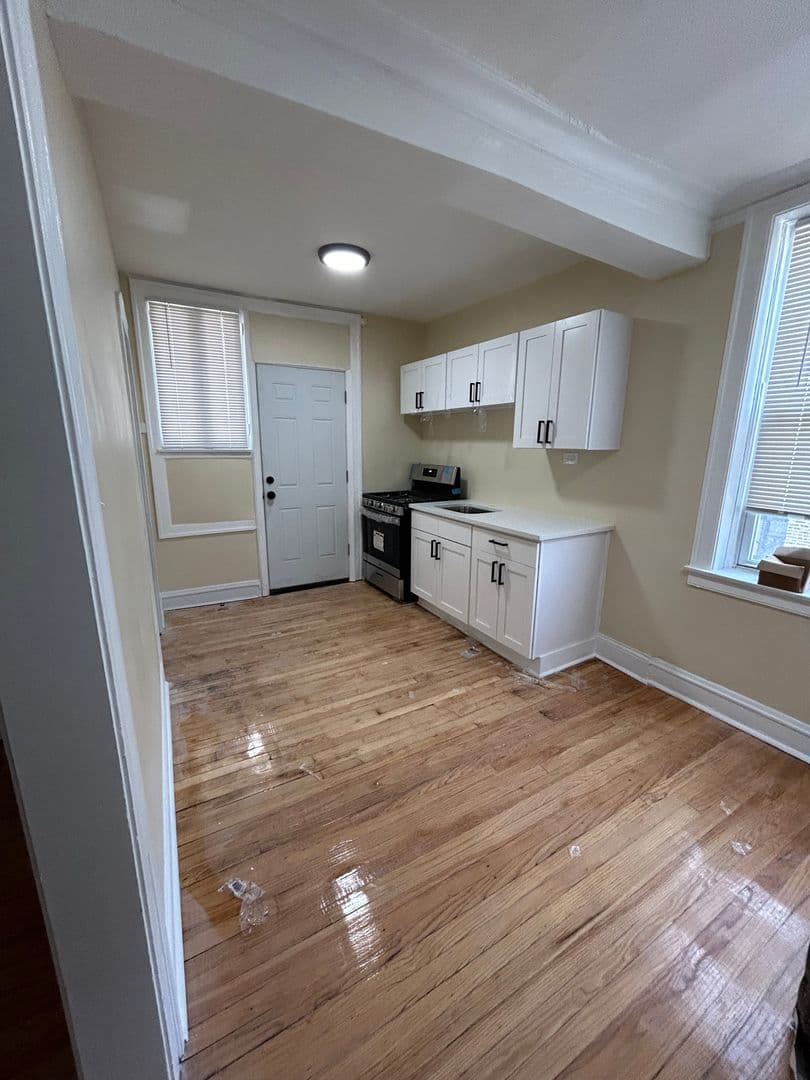 Chicago Apartment: 4015 - 4023 W School St