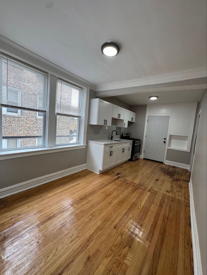 Chicago Apartment: 4015 - 4023 W School St