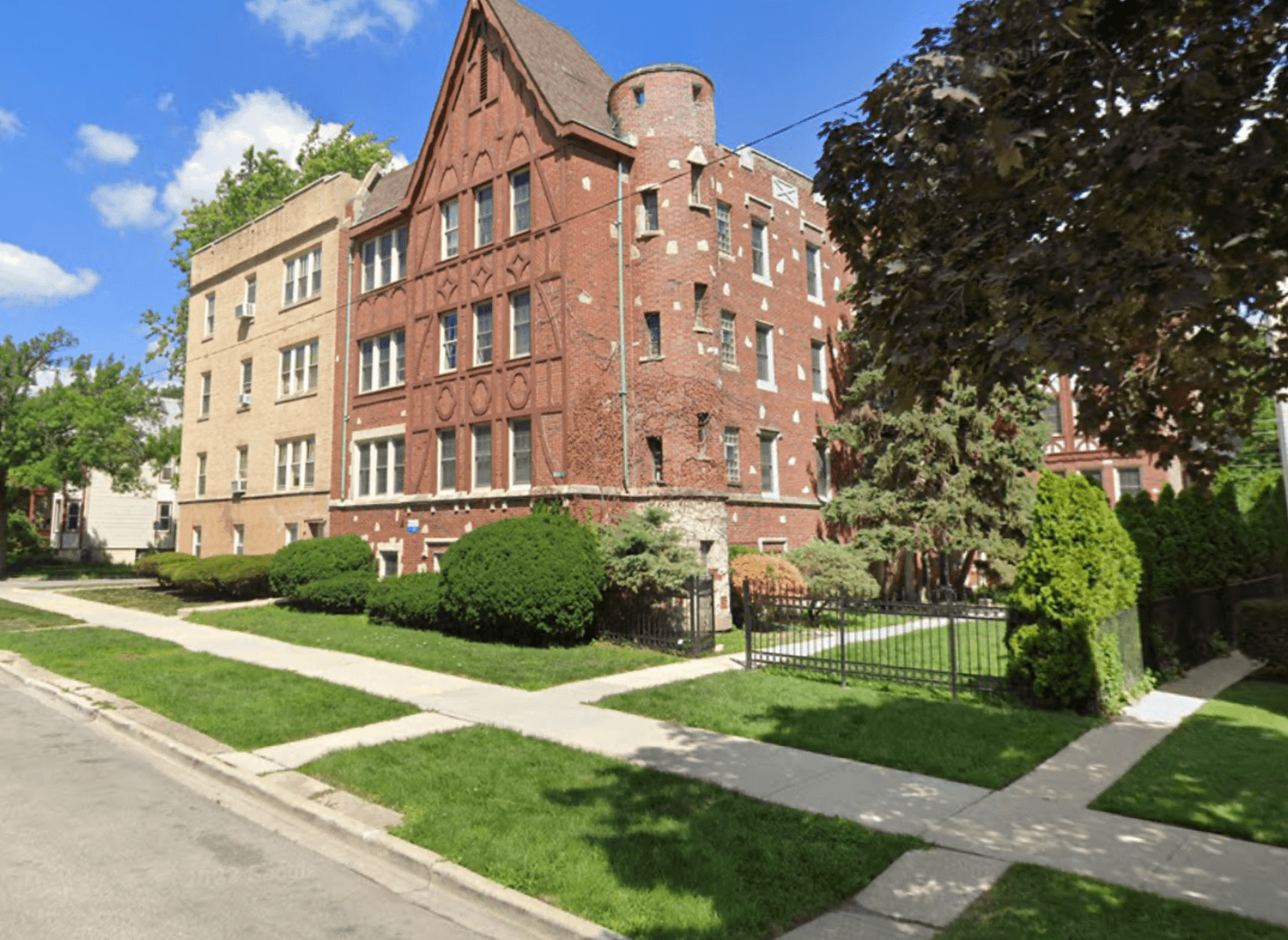 Chicago Apartment: 2050 W. Summerdale Ave
